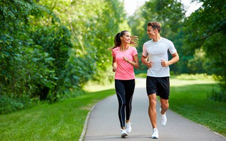 Мужчина и женщина на прогулке