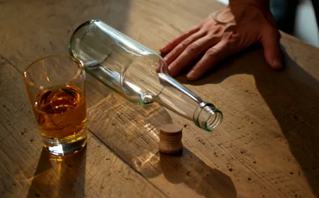 Стол занят бутылкой и бокалом