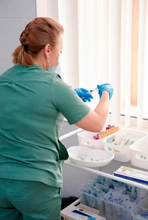 Врач готовит капельницу