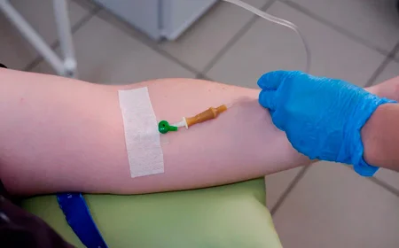 Врач делает инъекцию в руку пациенту